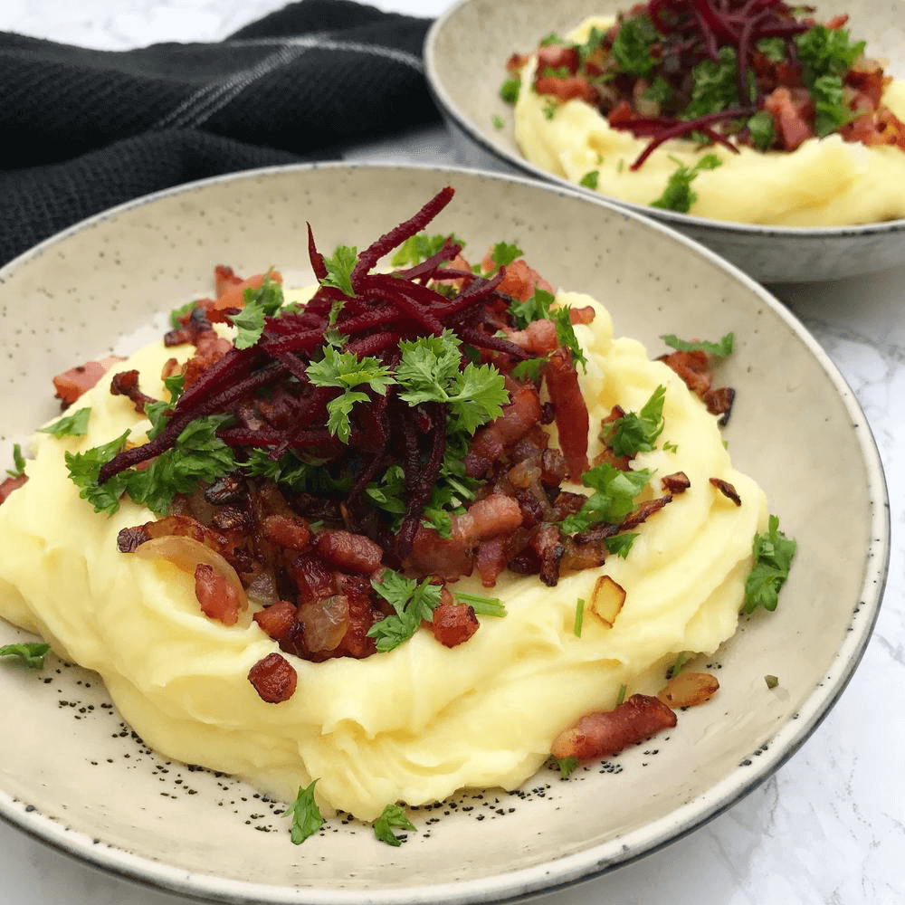 Brændende kærlighed in Danish, a traditional classic dish with mashed potatoes topped with sautéd onions and bacon dice. Easy and comfy soul food.