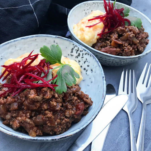 Million beef, also known as millionbøf, is a Danish dinner recipe with beef sauce and fluffy mashed potatoes