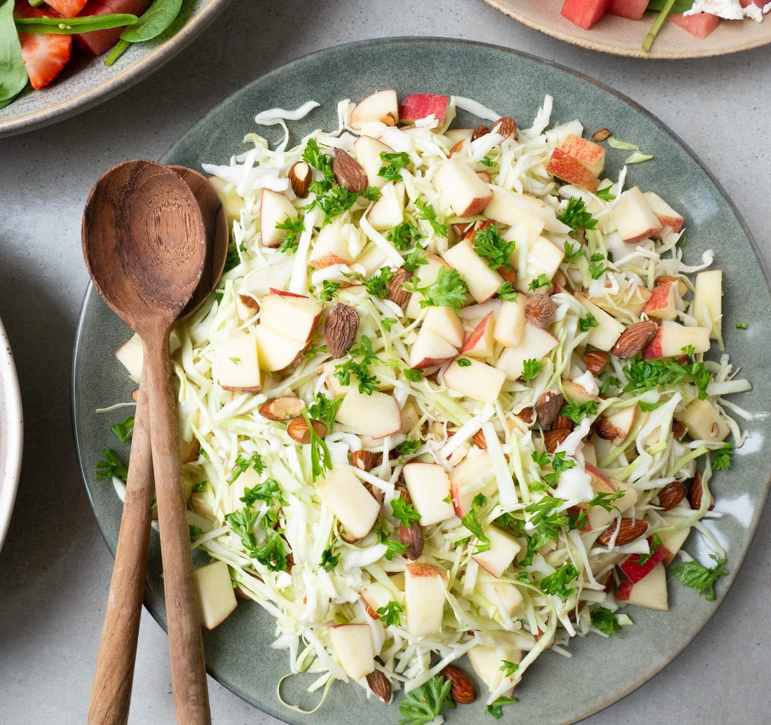 Easy recipe for salad with pointy cabbage and apples