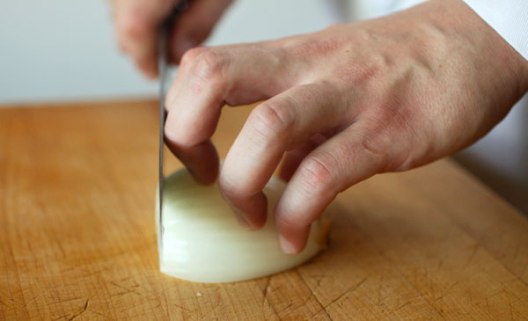 This Pro Cutting Technique Is Easier Than You Think (Claw Grip Knife Method)